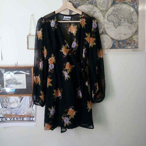 urban outfitters bleecker sheer sleeve wrap dress - Picture 1 of 3